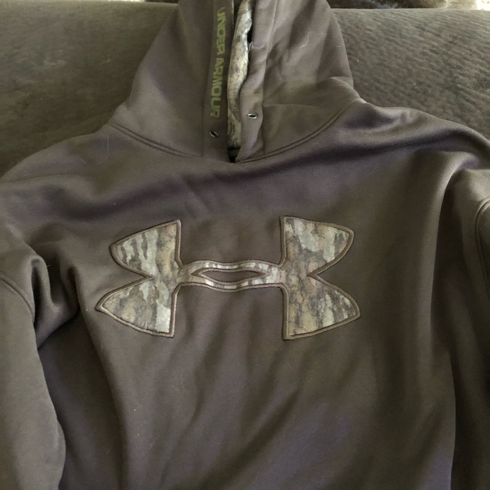 Men’s Under Armour sweatshirt